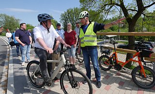 ADFC-Lippe-Vorsitzender Manfred Wiehenkamp erklärt NRW-Verkehrsminister Oliver Krischer den Ablauf der Testfahrt auf dem gerade eingeweihten Bürgerradweg in Leopoldstal. Im Hintergrund (von links) Patrick Pauleikhoff (CDU HBM), Landrat Dr. Axel Lehmann, Christa Ludwig (Grüne HBM) und Hubert Ebers (Verein "Ländlicher Raum aktiv"). - Jost Wolf ADFC-Lippe-Vorsitzender Manfred Wiehenkamp erklärt NRW-Verkehrsminister Oliver Krischer den Ablauf der Testfahrt auf dem gerade eingeweihten Bürgerradweg in Leopoldstal. Im Hintergrund (von links) Patrick Pauleikhoff (CDU HBM), Landrat Dr. Axel Lehmann, Christa Ludwig (Grüne HBM) und Hubert Ebers (Verein "Ländlicher Raum aktiv"). - Jost Wolf