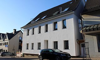 Das Gebäude Mittelstraße 32 ist ein Beispiel dafür, wie aus Leerstand neuer Wohnraum entstehen kann. Die Gemeinde hat das Haus gekauft und zu acht Wohnungen für Geflüchtete umgebaut. - Lorraine Brinkmann Das Gebäude Mittelstraße 32 ist ein Beispiel dafür, wie aus Leerstand neuer Wohnraum entstehen kann. Die Gemeinde hat das Haus gekauft und zu acht Wohnungen für Geflüchtete umgebaut. - Lorraine Brinkmann