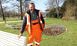 Er ist seit Januar 2025 der neue "Herr über die Parks und Gärten" der Kurstadt - und der Jünste in seinem Team: Stephan Zich. Der 31-jährige Salzufler machte kürzlich seinen Meister im Garten- und Landschaftsbau. - Annika Langhagel Er ist seit Januar 2025 der neue "Herr über die Parks und Gärten" der Kurstadt - und der Jünste in seinem Team: Stephan Zich. Der 31-jährige Salzufler machte kürzlich seinen Meister im Garten- und Landschaftsbau. - Annika Langhagel