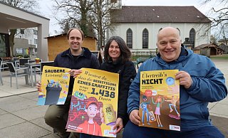 Till Neuhaus (links), Sandra Linnenbecker und Andreas Brinkmann im März vergangenen Jahres bei der Vorstellung der Plakate, die in der Gemeinde aufgehängt worden sind.Foto: Birgit Guhlke - Birgit Guhlke Till Neuhaus (links), Sandra Linnenbecker und Andreas Brinkmann im März vergangenen Jahres bei der Vorstellung der Plakate, die in der Gemeinde aufgehängt worden sind.Foto: Birgit Guhlke - Birgit Guhlke