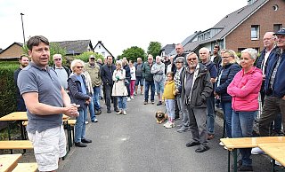Christian Kühnel (links), Vorsitzender des SPD-Ortsvereins Leopoldshöhe-Nord, begrüßt viele interessierte Besucher am „Roten Grill“ in Nienhagen. Das Thema Windräder erhitzt die Gemüter. Foto: Karin Prignitz - Karin Prignitz