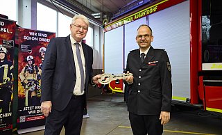 Bürgermeister Thomas Katzer (links) und Andreas Jakoby, Leiter Freiwillige Feuerwehr Augustdorf, bei der Übergabe. - Max Grote Bürgermeister Thomas Katzer (links) und Andreas Jakoby, Leiter Freiwillige Feuerwehr Augustdorf, bei der Übergabe. - Max Grote