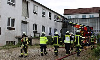 Lagebesprechung, bevor es für die Einsatzkräfte ins Gebäude geht. - Lorraine Brinkmann