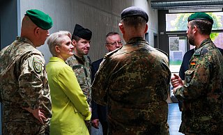 Im Gespräch mit Angehörigen des Bundeswehrstandortes Augustdorf erfährt die litauische Delegation aus erster Hand, was die Truppen der Panzerbrigade 45 in Litauen brauchen werden. - Bundeswehr/Till Hey