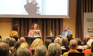 Sally Lisa Starken (Mitte) liest aus ihrem Buch. Auch die Moderatorinnen des Abends, Silke Buhrmester (links) und Claudia Biehahn, hören interessiert zu. - Carolin Brokmann-Förster