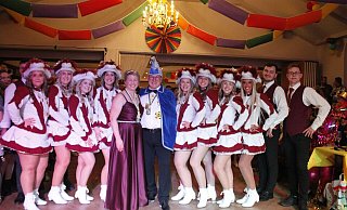 Stolz präsentiert sich das neue Prinzenpaar Prinzessin Kathrin II. und Prinz Thomas II. gemeinsam mit seiner Garde und der närrischen Gefolgschaft beim diesjährigen Pivitsheider Karneval. - Juliana Szabo