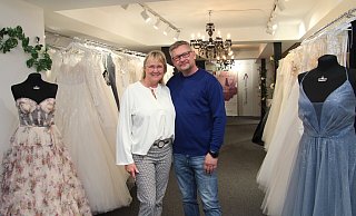 Claudia Stenten und ihr Mann Arne Bednarzik betreiben das Brautmoden-Geschäft "Trau(m)kleid Lippe". Sie sind nun auch in der Lemgoer Mittelstraße zu finden. - Nadine Uphoff Claudia Stenten und ihr Mann Arne Bednarzik betreiben das Brautmoden-Geschäft "Trau(m)kleid Lippe". Sie sind nun auch in der Lemgoer Mittelstraße zu finden. - Nadine Uphoff