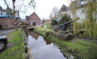 Durch den Ortskern in Langenholzhausen fließt die Osterkalle. Damit sie bei Starkregen möglichst wenig Schaden anrichtet, sind Maßnahmen zum Hochwasserschutz erforderlich. - Archivfoto: Jens Rademacher Durch den Ortskern in Langenholzhausen fließt die Osterkalle. Damit sie bei Starkregen möglichst wenig Schaden anrichtet, sind Maßnahmen zum Hochwasserschutz erforderlich. - Archivfoto: Jens Rademacher