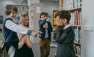 Gegen Gewalt und Mobbing: Das Projekt "Faustlos" setzt schon in der Kita an, damit Schulkinder ihre Konflikte später gewaltfrei klären. - Symbolfoto: pexels/Mikhail Nilov