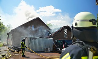 Die Feuerwehr löscht den Brand in einem Wohnhaus in Horn-Bad Meinberg. Auch der Anbau und die Garage hatten Feuer gefangen. - Freitag TV Die Feuerwehr löscht den Brand in einem Wohnhaus in Horn-Bad Meinberg. Auch der Anbau und die Garage hatten Feuer gefangen. - Freitag TV