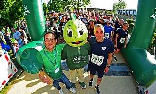 Peter Rosenke (links) und Dirk Tolkemitt eröffnen den 14. AOK-Firmenlauf. - Nicole Ellerbrake Peter Rosenke (links) und Dirk Tolkemitt eröffnen den 14. AOK-Firmenlauf. - Nicole Ellerbrake