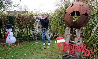 Klaus Düwel erledigt die letzten Handgriffe im Garten. Bis zum 25. November soll alles fertig sein. - Lorraine Brinkmann