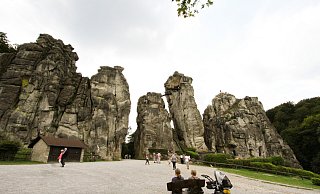 Der Vorplatz an den Externsteinen. Er wird ab 4. November 2024 bis voraussichtlich Ende März 2025 gesperrt sein. - Landesverband Lippe Der Vorplatz an den Externsteinen. Er wird ab 4. November 2024 bis voraussichtlich Ende März 2025 gesperrt sein. - Landesverband Lippe