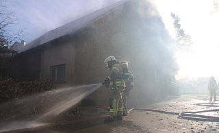 Völlig vernebelt: Die Löschgruppe Wülfer-Bexten muss bei einer Werkstatt einen vermeintlichen Brand löschen. Der Angriffstrupp ist in Position, um die noch vermisste Person zu finden. - Daniel Hobein/ Feuerwehr Bad Salzuflen Völlig vernebelt: Die Löschgruppe Wülfer-Bexten muss bei einer Werkstatt einen vermeintlichen Brand löschen. Der Angriffstrupp ist in Position, um die noch vermisste Person zu finden. - Daniel Hobein/ Feuerwehr Bad Salzuflen