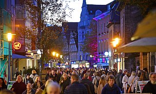 Zu besonderen Anlässen wie dem Late-Night-Shopping ist die Detmolder Innenstadt stets gut besucht. Damit auch im Alltag mehr Leben in der Fußgängerzone herrscht, hat sich die Verwaltung das ein oder andere einfallen lassen. - Archivfoto: Nicole Ellerbrake Zu besonderen Anlässen wie dem Late-Night-Shopping ist die Detmolder Innenstadt stets gut besucht. Damit auch im Alltag mehr Leben in der Fußgängerzone herrscht, hat sich die Verwaltung das ein oder andere einfallen lassen. - Archivfoto: Nicole Ellerbrake