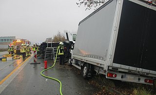 Die Feuerwehr Bad Salzuflen musste aus einem umgekippten Mercedes Sprinter zwei Menschen befreien, die am Sonntagmittag nach einem schweren Verkehrsunfall auf der Autobahn 2 eingeklemmt waren. - Daniel Hobein / Feuerwehr Bad Salzuflen