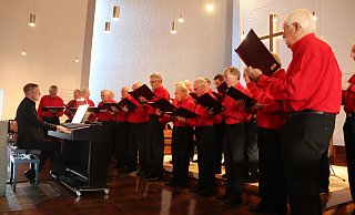 Vor drei Monaten hat Dominik Weidner die Chorleitung des Männergesangvereins Leopoldshöhe übernommen. Trotz kurzer Vorbereitungszeit waren die 25 Sänger des MGV beim Adventskonzert stimmlich wieder voll auf der Höhe. Foto: Knut Dinter - Knut Dinter Vor drei Monaten hat Dominik Weidner die Chorleitung des Männergesangvereins Leopoldshöhe übernommen. Trotz kurzer Vorbereitungszeit waren die 25 Sänger des MGV beim Adventskonzert stimmlich wieder voll auf der Höhe. Foto: Knut Dinter - Knut Dinter