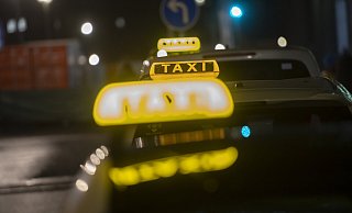 Taxischlange in der Nacht: Der harte Arbeitsalltag der Fahrer bleibt den meisten Menschen verborgen. - Paul Zinken/dpa Taxischlange in der Nacht: Der harte Arbeitsalltag der Fahrer bleibt den meisten Menschen verborgen. - Paul Zinken/dpa