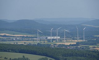 Vom Eggeturm auf dem preußischen Velmerstot ist das Luftlinie elf Kilometer entfernte Amazon-Logistikzentrum PAD2 im Industriepark Lippe gut zu erkennen. Die Häuser davor gehören zu Ottenhausen (Steinheim) und Billerbeck. - Jost Wolf