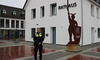 Augustdorf hat einen neuen Bezirksdienstbeamten. Polizeihauptkommissar Jörn Fischer ist seit September im Dienst und hat für die Bürger immer ein offenes Ohr. - Raffael Giebel