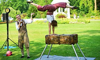 Das Akrobatik-Duo Kira & Anders zeigt ihre Geschichte von Mr. & Mrs. Twistly - Nicole Ellerbrake Das Akrobatik-Duo Kira & Anders zeigt ihre Geschichte von Mr. & Mrs. Twistly - Nicole Ellerbrake