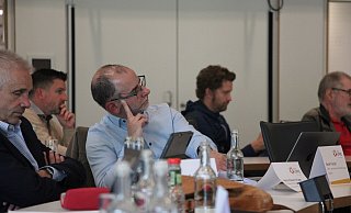 Daniel Fischer, Leitender Arzt Notfallmedizin Klinikum Lippe, sitzt als neuer Vertreter der Ärztekammer in der Kommunalen Gesundheitskonferenz - und wundert sich selbst, dass die Mitglieder plötzlich über die Neubesetzungen abstimmen. - Janet König Daniel Fischer, Leitender Arzt Notfallmedizin Klinikum Lippe, sitzt als neuer Vertreter der Ärztekammer in der Kommunalen Gesundheitskonferenz - und wundert sich selbst, dass die Mitglieder plötzlich über die Neubesetzungen abstimmen. - Janet König