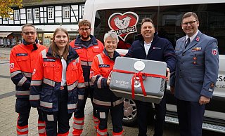 Freuen sich über die Unterstützung: die Ehrenamtlichen Vincent Kroll (von links), Johanna Brandes, Thorsten Leising und Karin Wolf sowie Detmolds Bürgermeister Frank Hilker und Nils Brandes, der Projektleiter des Wärmebusses des Malteser Hilfsdienstes Lage. - Stadt Detmold Freuen sich über die Unterstützung: die Ehrenamtlichen Vincent Kroll (von links), Johanna Brandes, Thorsten Leising und Karin Wolf sowie Detmolds Bürgermeister Frank Hilker und Nils Brandes, der Projektleiter des Wärmebusses des Malteser Hilfsdienstes Lage. - Stadt Detmold