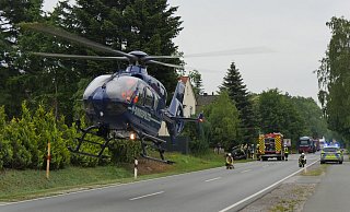 Für etwa eine Stunden war die Augustdorfer Waldstraße gesperrt - hauptsächlich, damit der Helikopter Christoph 13 (hier die Ersatzmaschine) mit dem Notarzt landen konnte. - Jost Wolf