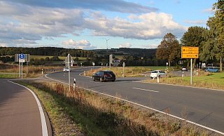 Hier gabeln sich Umgehungsstraße (links) und Selbecker Straße (rechts). Die Stadt hofft, dass Straßen NRW zahlreiche gelbe Wegweiser noch austauscht, die den Verkehr durch die Stadt statt auf die Umgehung leiten. - Nadine Uphoff/Archivfoto