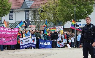 In der Spitze versammelten sich laut Polizei mehr als 500 Teilnehmer zu einer Mahnwache auf dem Marktplatz in Leopoldshöhe. Sie bezogen gegen Hass und Hetze Stellung. Auch Menschen aus den Nachbarkommunen waren da. - Anna Lena Hinder In der Spitze versammelten sich laut Polizei mehr als 500 Teilnehmer zu einer Mahnwache auf dem Marktplatz in Leopoldshöhe. Sie bezogen gegen Hass und Hetze Stellung. Auch Menschen aus den Nachbarkommunen waren da. - Anna Lena Hinder