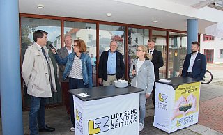 Vor dem Augustdorfer Bürgerzentrum befragte die LZ die fünf Bürgermeisterkandidaten: Stephan Grigat (CDU, von links), Gottfried Dennebier (DBA), Silke Buhrmester (LZ), Roger Ritter (FDP), Cordula Gröne (LZ), Felix Hampe (AfD) und Mats Uffe Schubert (SPD). - Dirk Baldus