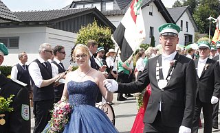 Bei schönstem Sommerwetter präsentierten sich das Königspaar Björn und Christina Müller beim traditionellen großen Festumzug der Brakelsieker Schützen am Sonntag. - Juliana Szabo