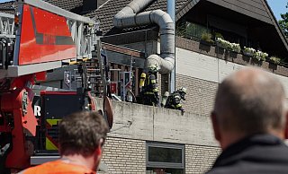 Einsatzkräfte der Feuerwehr suchen nach Glutnestern an einem Imbiss in Asemissen. - FREITAG-TV Einsatzkräfte der Feuerwehr suchen nach Glutnestern an einem Imbiss in Asemissen. - FREITAG-TV