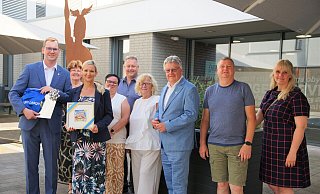 Tauschten Gastgeschenke aus: Lages Bürgermeister Matthias Kalkreuter (links) und Laages Bürgermeisterin Christin Zimmermann (Dritte von links). Mit dabei waren (von links) Karin Schmidt, Stefanie Giese, Alexander Henkel und Marita Osterloh (alle von der Stadtvertretung Laage), Lages stellvetretender Bürgermeister Rudolf Stölting sowie Andreas Knoch und Kristin Herrmann (beide von der Stadt Laage). - Stadt Lage