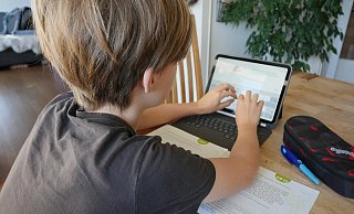 Die Sekundarschule in Horn nutzt Tablets ab der 6. Klasse. - Symbolfoto: Jost Wolf