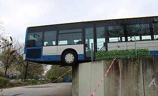 Nachdem der Bus den Zaun durchbrochen hatte, hing er mit der Hinterachse in der Luft. - Kyrill von Matuschka Nachdem der Bus den Zaun durchbrochen hatte, hing er mit der Hinterachse in der Luft. - Kyrill von Matuschka