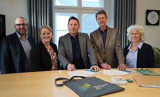 Detmolds Mitgliedschaft im Zukunftsnetz Mobilität NRW wurde verlängert: (von links) Martin Kölczer (Fachbereichsleiter Stadtentwicklung bei der Stadt Detmold), Linda Waldeyer (Zukunftsnetz Mobilität NRW), Detmolds Bürgermeister Frank Hilker, Marcus Heidebrecht (Zukunftsnetz Mobilität NRW) und Petra Rehling (Teamleiterin Verkehrsplanung und Mobilitätsmanagement bei der Stadt Detmold). - Stadt Detmold Detmolds Mitgliedschaft im Zukunftsnetz Mobilität NRW wurde verlängert: (von links) Martin Kölczer (Fachbereichsleiter Stadtentwicklung bei der Stadt Detmold), Linda Waldeyer (Zukunftsnetz Mobilität NRW), Detmolds Bürgermeister Frank Hilker, Marcus Heidebrecht (Zukunftsnetz Mobilität NRW) und Petra Rehling (Teamleiterin Verkehrsplanung und Mobilitätsmanagement bei der Stadt Detmold). - Stadt Detmold