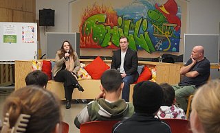 Die Bundestagskandidaten Katrin Freiberger (SPD) und Dennis Niedermark (FDP) stellen sich den Fragen der Kinder im Jugendzentrum "Chilli". Sozialpädagoge Holger Busch (rechts im Bild), Koordinator des IQ Lügde, moderiert die Veranstaltung. - Michaela Weiße Die Bundestagskandidaten Katrin Freiberger (SPD) und Dennis Niedermark (FDP) stellen sich den Fragen der Kinder im Jugendzentrum "Chilli". Sozialpädagoge Holger Busch (rechts im Bild), Koordinator des IQ Lügde, moderiert die Veranstaltung. - Michaela Weiße
