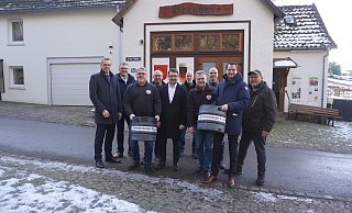 Bürgermeister Jörg Bierwirth (von links), Swen Horstmann (Fachbereichsleiter Finanzen und Organisation), Dirk Beckmann (Geschäftsführer), Udo Strüber (Vorsitzender), Bundestagsabgeordneter Christian Sauter, Eckhard Strüber (Zunftmeister), Frank Ehlert (Kulturbeauftragter), Dirk Meinberg (Schatzmeister), Bierbotschafter Johannes Vogel und Fritz Beckmann (stellvertretender Vorsitzender und Zunftmeister) treffen sich zum Saisonauftakt am Schwalenberger Brauhaus. - Michaela Weiße Bürgermeister Jörg Bierwirth (von links), Swen Horstmann (Fachbereichsleiter Finanzen und Organisation), Dirk Beckmann (Geschäftsführer), Udo Strüber (Vorsitzender), Bundestagsabgeordneter Christian Sauter, Eckhard Strüber (Zunftmeister), Frank Ehlert (Kulturbeauftragter), Dirk Meinberg (Schatzmeister), Bierbotschafter Johannes Vogel und Fritz Beckmann (stellvertretender Vorsitzender und Zunftmeister) treffen sich zum Saisonauftakt am Schwalenberger Brauhaus. - Michaela Weiße