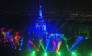 In ein Farbenmeer hat sich das Hermannsdenkmal während der zehn Tage im März verwandelt. - Nicole Ellerbrake