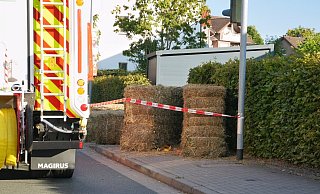 Die Strohballen wurden von der Feuerwehr gesichert. - Die Blaulichtfotografen Die Strohballen wurden von der Feuerwehr gesichert. - Die Blaulichtfotografen