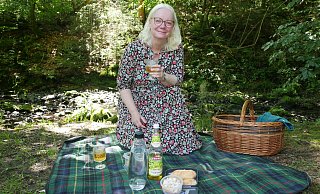 Diana Ammers Lieblingsplatz liegt am idyllischen Silberbach nahe der Kattenmühle in Veldrom. Zum Interview-Termin hat sie einen Picknick-Korb dabei. - Jost Wolf