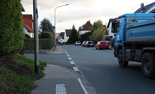 Die kurvige und abfallende Straßenführung erschwert die Einsicht am Leeser Weg. - Archivfoto: Nadine Uphoff
