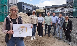 Landschaftsarchitektin Nadine Schilla (von links) besichtigt gemeinsam mit Heike Kronemeyer (Didaktische Leitung), Schulleiterin Monika Precker, André Heinze (stellvertretender Schulleiter), Bürgermeister Christoph Dolle, Kämmerer Winfried Kipke und Juliane Mauermann (BIG) die Baustelle. - Michaela Weiße Landschaftsarchitektin Nadine Schilla (von links) besichtigt gemeinsam mit Heike Kronemeyer (Didaktische Leitung), Schulleiterin Monika Precker, André Heinze (stellvertretender Schulleiter), Bürgermeister Christoph Dolle, Kämmerer Winfried Kipke und Juliane Mauermann (BIG) die Baustelle. - Michaela Weiße