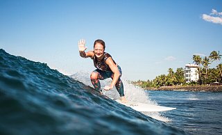 D&ouml;rthe Eickelberg reitet die Welle. - D&ouml;rthe Eickelberg