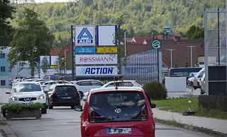 In der Horner Kampstraße komme es ständig zu gefährlichen Verkehrssituationen vor allem durch den Anliefer- und Kundenverkehr, klagen Anwohner. - Jost Wolf