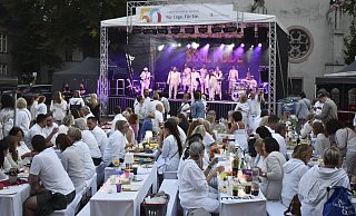 Für das "Dinner in White" muss die Stadt eine große Bühne anmieten. Ihre eigene entspricht nicht den Standards, die bekanntere Bands voraussetzen. - Stadt Lage