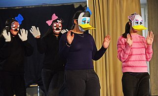 "Filmhelden schreiben Geschichte(ne)" vom Darstellen- und Gestalten-Kurs des 9. Jahrgangs. - Nicole Ellerbrake "Filmhelden schreiben Geschichte(ne)" vom Darstellen- und Gestalten-Kurs des 9. Jahrgangs. - Nicole Ellerbrake