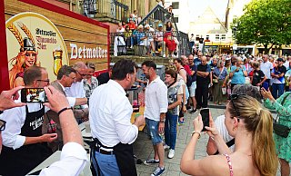 Die Stadtwette ist für den Bürgermeister und Landesverband verloren: Mehr als 150 Hermänner kamen zum Denkmal und eine Thusnelda zum Marktplatz. Also gibt es Cocktails für alle. - Nicole Ellerbrake Die Stadtwette ist für den Bürgermeister und Landesverband verloren: Mehr als 150 Hermänner kamen zum Denkmal und eine Thusnelda zum Marktplatz. Also gibt es Cocktails für alle. - Nicole Ellerbrake