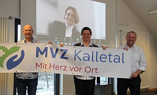 Vor dem Start des MVZ waren die Beteiligten Arzt Frank Norrenbrock (von links), Ärztin Imola Kalló, Bürgermeister Mario Hecker und Geschäftsführerin Gabriele Dostal (im Hintergrund) guter Dinge. Doch nun liegen die ersten Zahlen unter den Erwartungen. - Nadine Uphoff (Archivfoto) Vor dem Start des MVZ waren die Beteiligten Arzt Frank Norrenbrock (von links), Ärztin Imola Kalló, Bürgermeister Mario Hecker und Geschäftsführerin Gabriele Dostal (im Hintergrund) guter Dinge. Doch nun liegen die ersten Zahlen unter den Erwartungen. - Nadine Uphoff (Archivfoto)